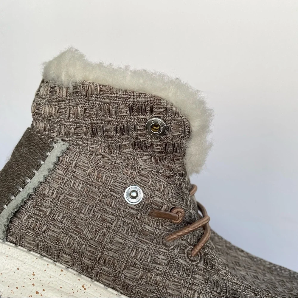 Hey Dude Wendy Fold Youth Stitch Cozy, Big Kids Size 12. New without box.